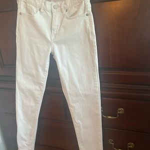 Banana Republic white skinny jeans,  frayed bottoms size 25  good condition